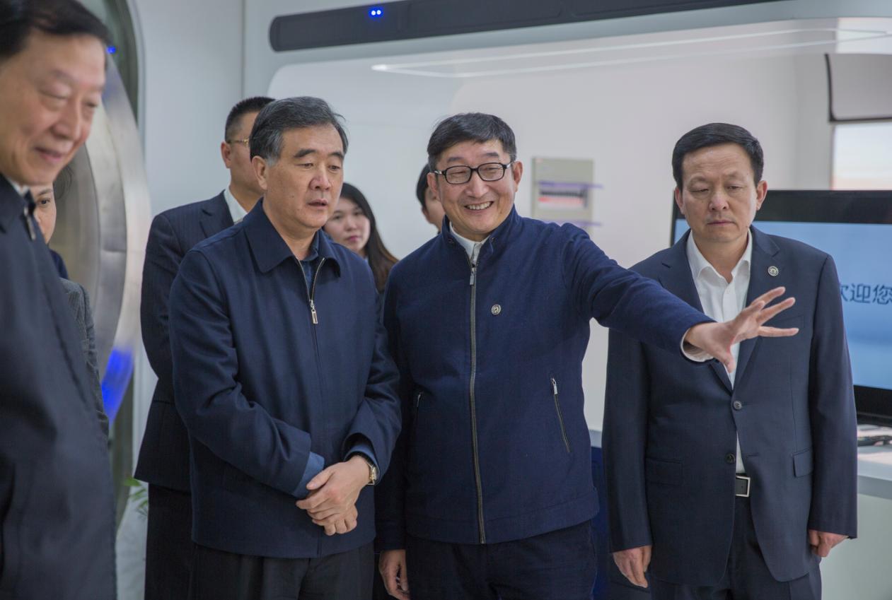 钱东奇和副总理汪洋